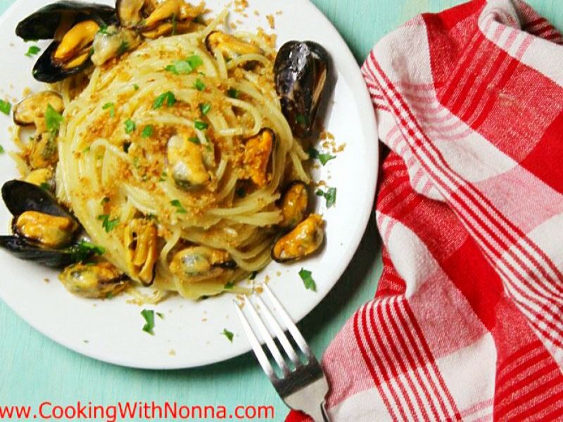 Spaghetti with Mussels and Toasted Breadcrumbs